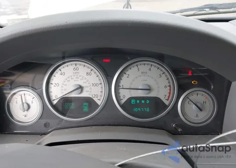 2010 Chrysler Town & Country New Limited z USA, uszkodzony, nr VIN 2A4RR7DX2AR501888